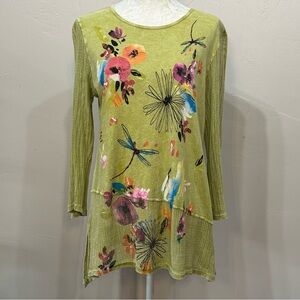 Jess and Jane Light Green Floral Dragonfly Top Size Small Mess Sleeves and Hem